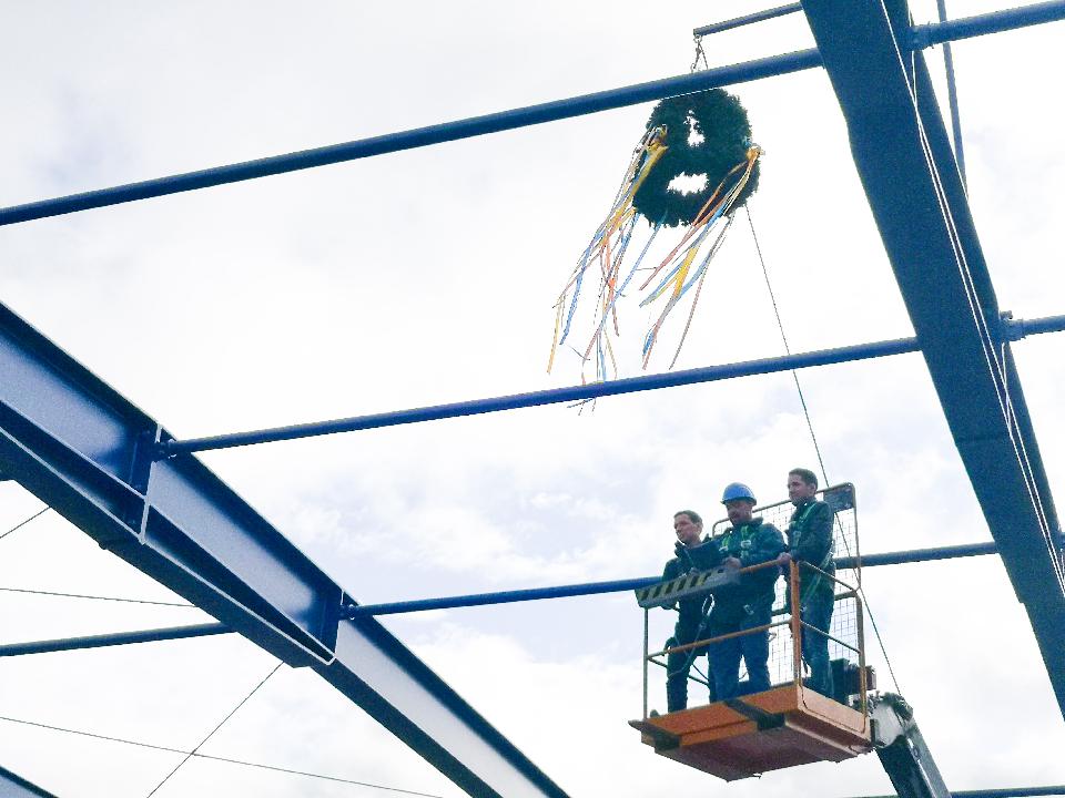 Richtfest zementiert Firmenerweiterung bei Elektro Fink